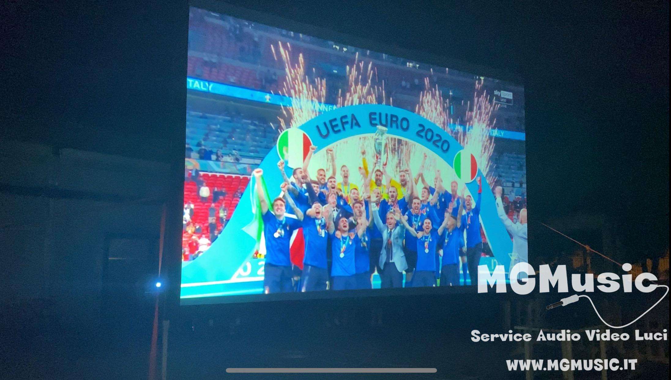 Maxischermo 6x4 metri per proiezione Europei di calcio a Saronno – MGMusic Service